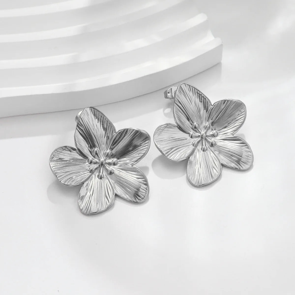 Uworld Hypoallergenic Stylish Vintage Flower Stud Earrings Premium 18k Gold Plated Stainless Steel For Women Party сережки женск