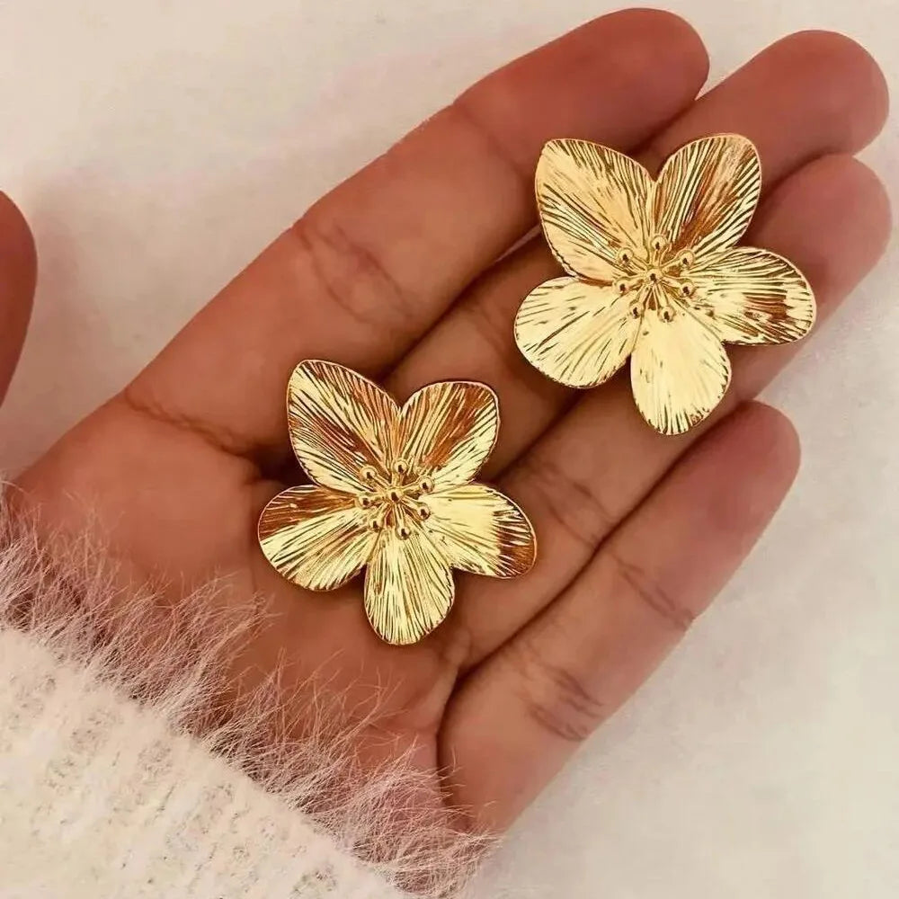 Uworld Hypoallergenic Stylish Vintage Flower Stud Earrings Premium 18k Gold Plated Stainless Steel For Women Party сережки женск