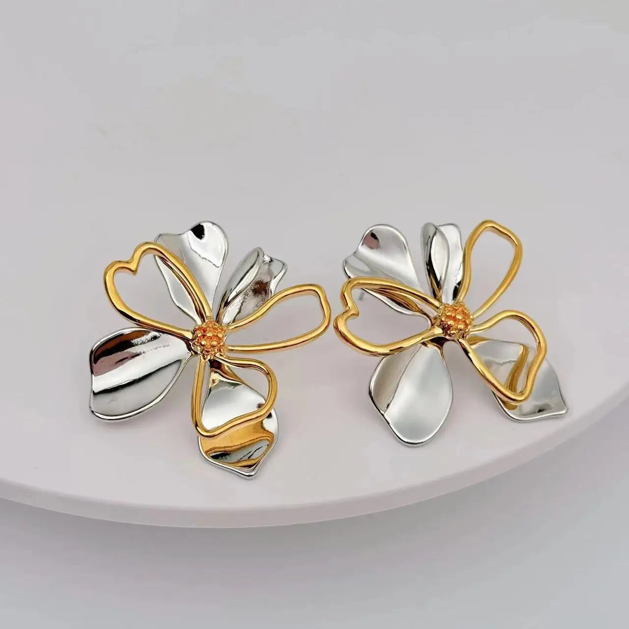 Uworld Hypoallergenic Stylish Vintage Flower Stud Earrings Premium 18k Gold Plated Stainless Steel For Women Party сережки женск
