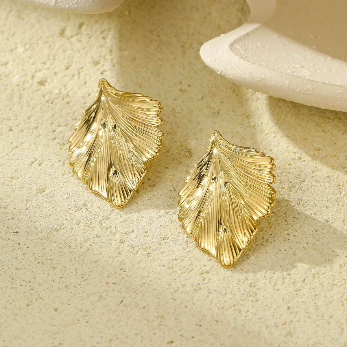 Uworld Hypoallergenic Stylish Vintage Flower Stud Earrings Premium 18k Gold Plated Stainless Steel For Women Party сережки женск
